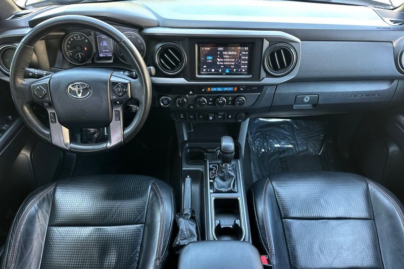 Toyota Tacoma Vehicle Full-screen Gallery Image 15