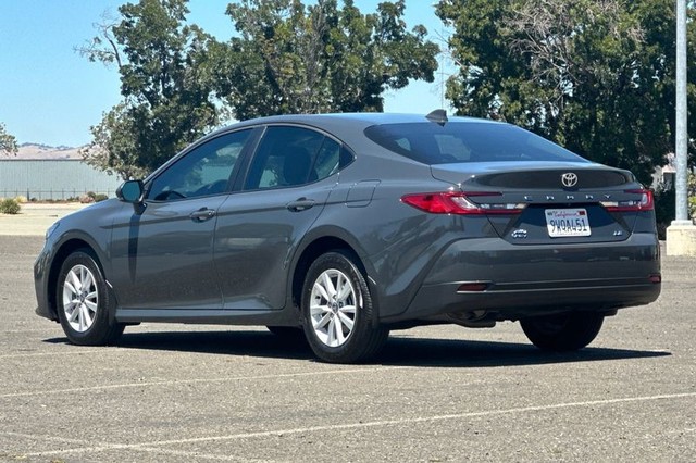 Toyota Camry Vehicle Full-screen Gallery Image 05