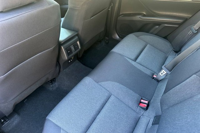 Toyota Camry Vehicle Full-screen Gallery Image 14