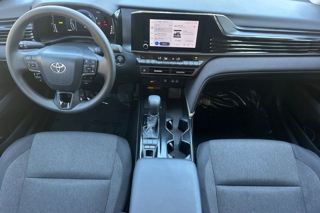 Toyota Camry Vehicle Full-screen Gallery Image 15