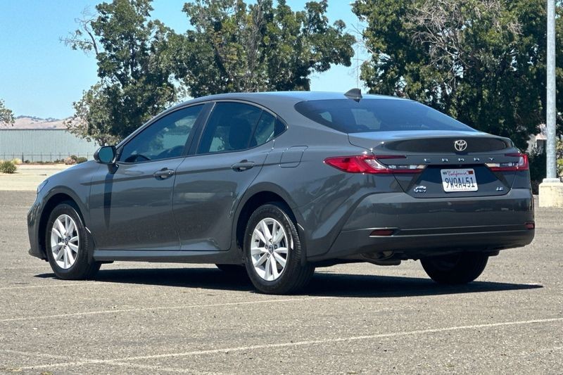 Toyota Camry Vehicle Full-screen Gallery Image 05