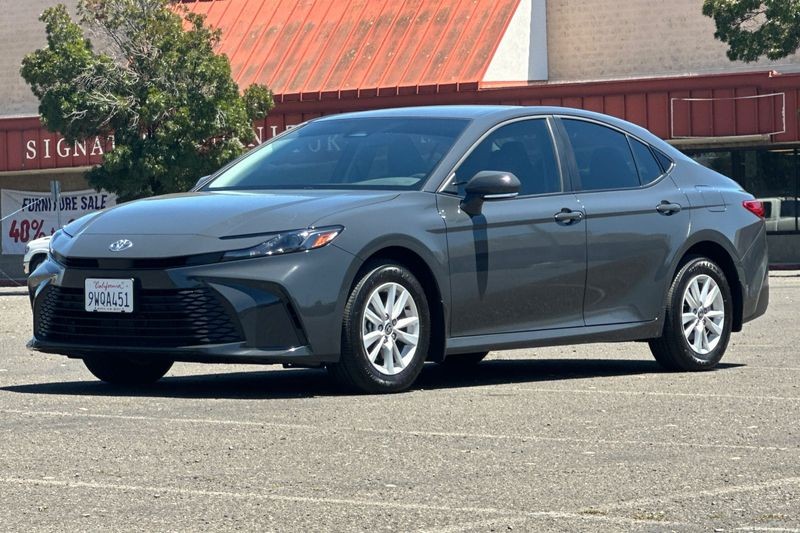 Toyota Camry Vehicle Full-screen Gallery Image 08