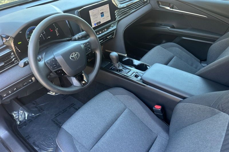 Toyota Camry Vehicle Full-screen Gallery Image 10