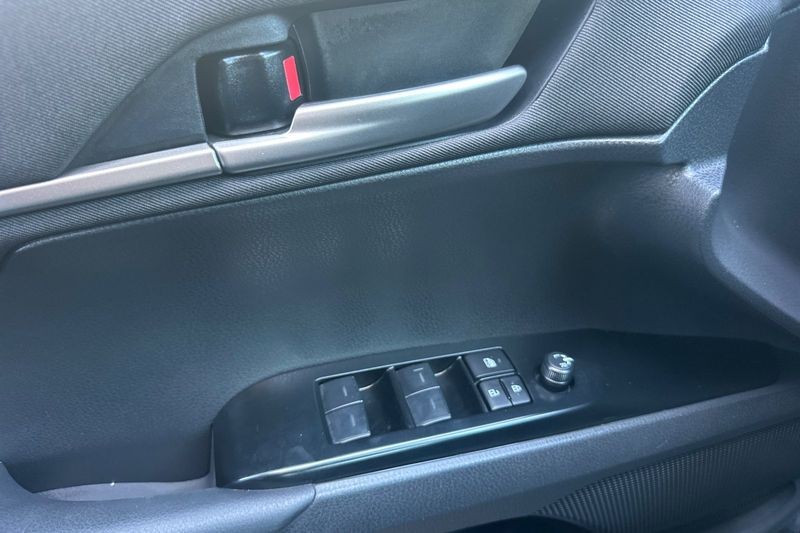 Toyota Camry Vehicle Full-screen Gallery Image 11
