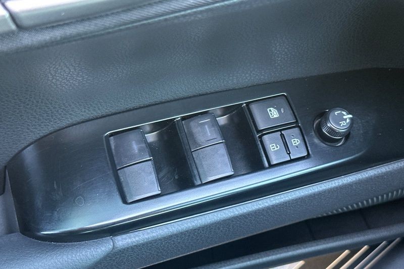 Toyota Camry Vehicle Full-screen Gallery Image 12