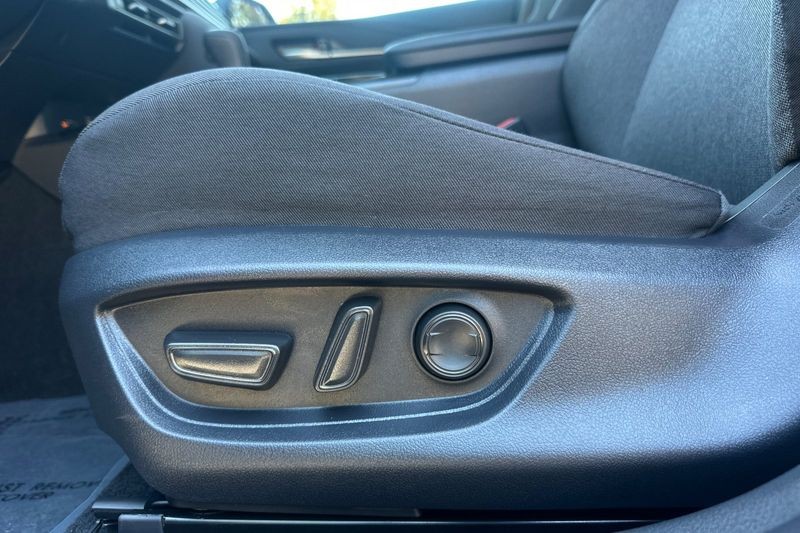 Toyota Camry Vehicle Full-screen Gallery Image 13