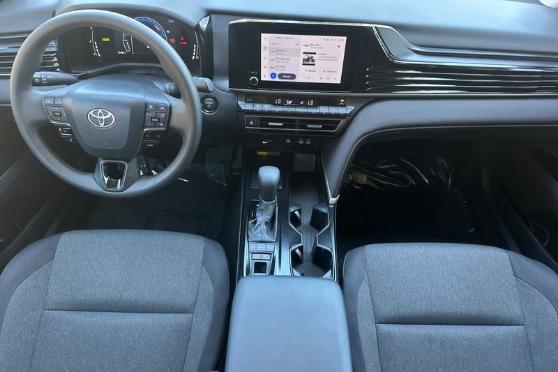 Toyota Camry Vehicle Full-screen Gallery Image 15