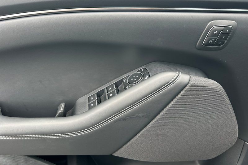 Ford Mustang Mach-E Vehicle Full-screen Gallery Image 10