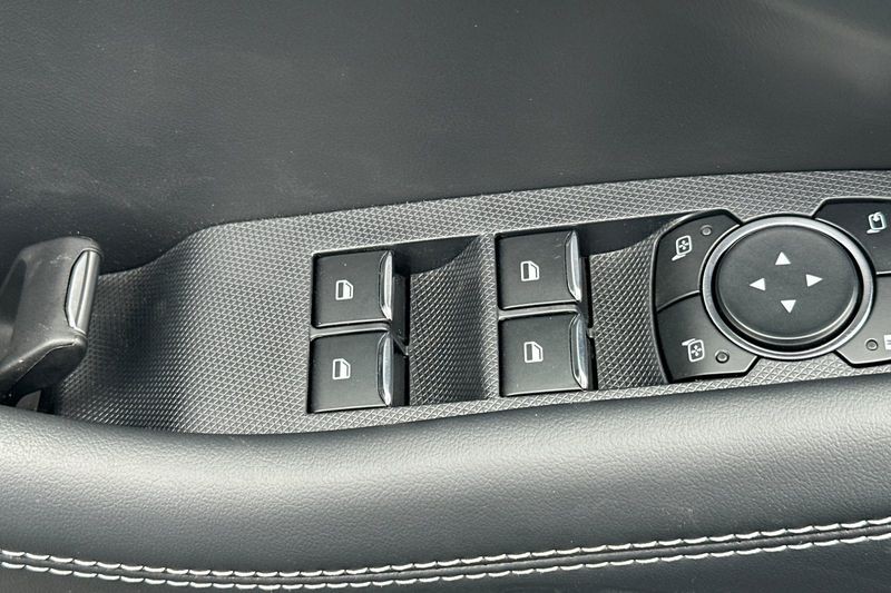Ford Mustang Mach-E Vehicle Full-screen Gallery Image 11