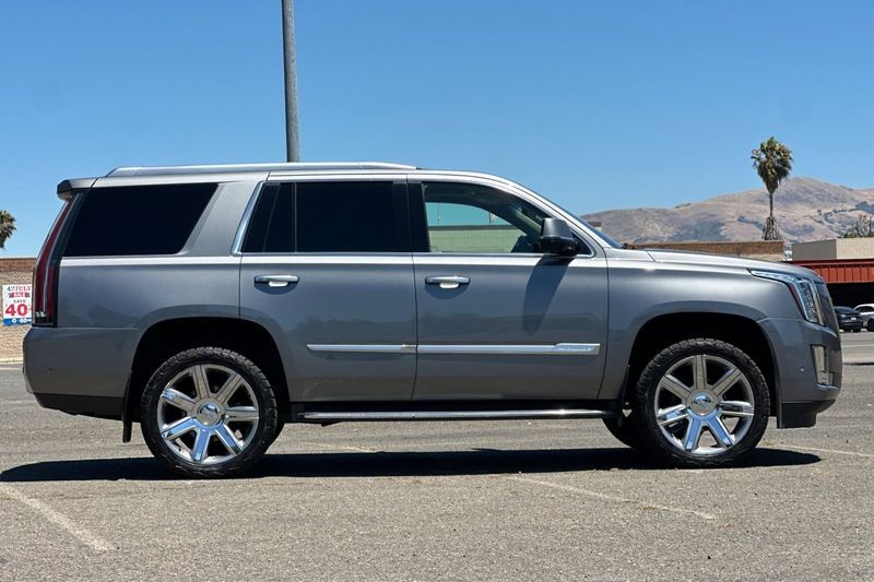 Cadillac Escalade Vehicle Full-screen Gallery Image 02