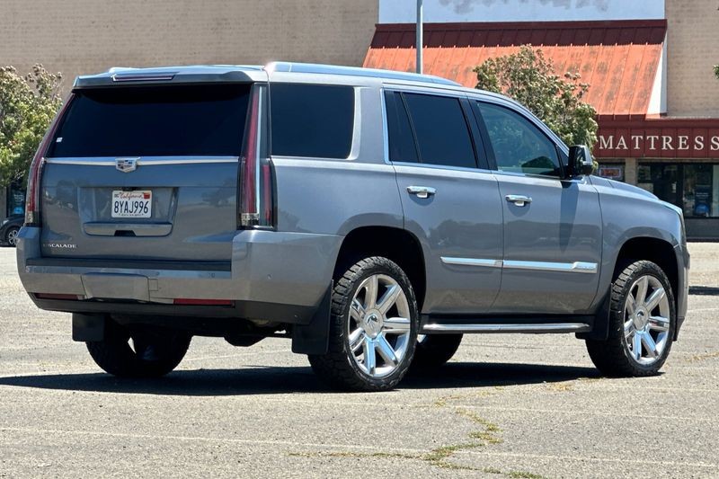 Cadillac Escalade Vehicle Full-screen Gallery Image 03