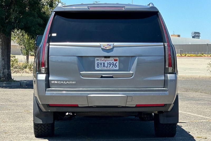 Cadillac Escalade Vehicle Full-screen Gallery Image 04