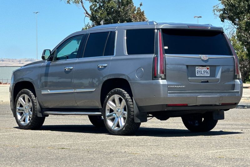 Cadillac Escalade Vehicle Full-screen Gallery Image 05