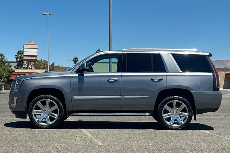 Cadillac Escalade Vehicle Full-screen Gallery Image 07