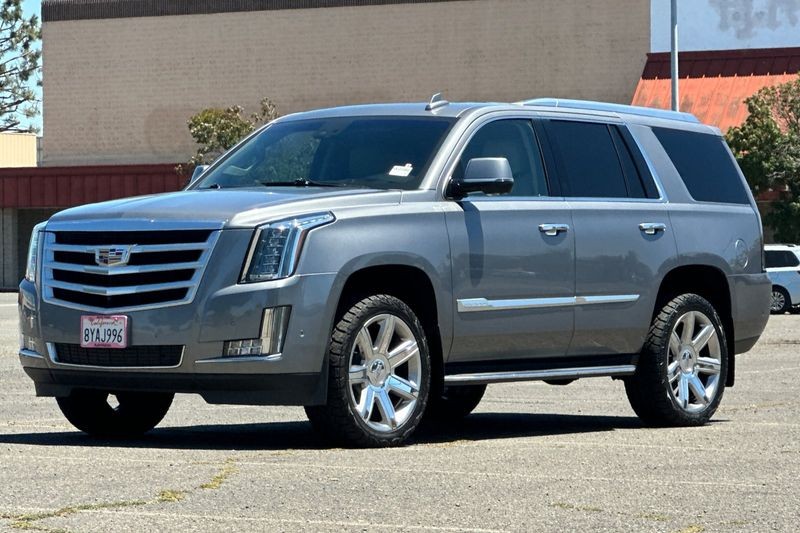 Cadillac Escalade Vehicle Full-screen Gallery Image 08