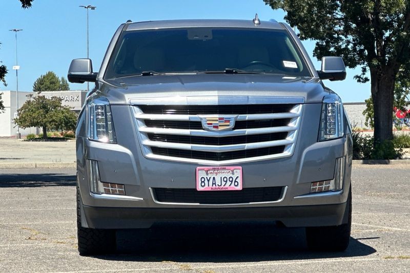 Cadillac Escalade Vehicle Full-screen Gallery Image 09