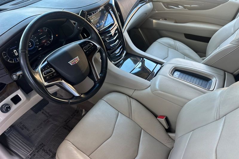 Cadillac Escalade Vehicle Full-screen Gallery Image 10