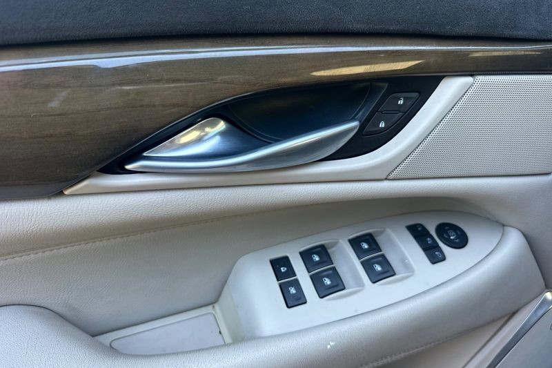 Cadillac Escalade Vehicle Full-screen Gallery Image 11