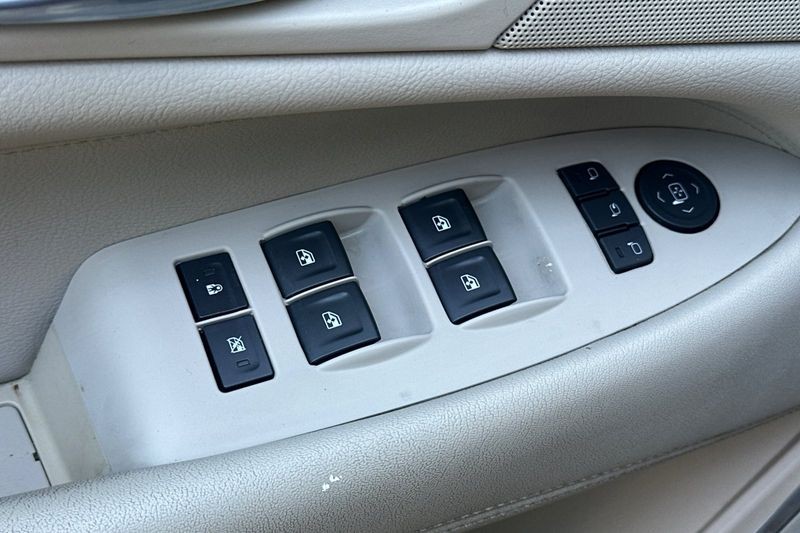 Cadillac Escalade Vehicle Full-screen Gallery Image 12