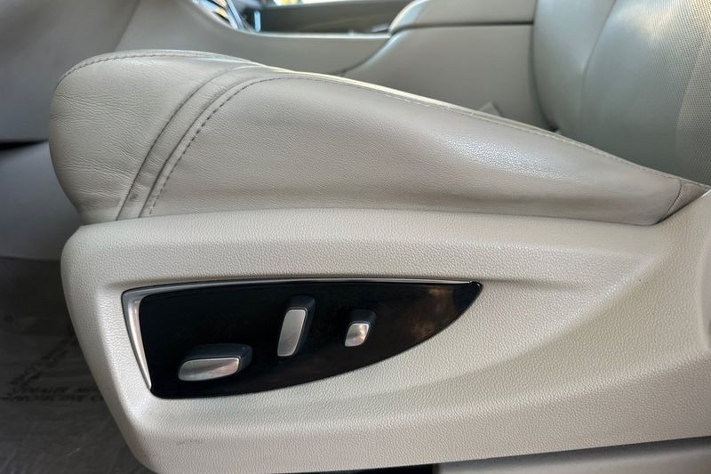 Cadillac Escalade Vehicle Full-screen Gallery Image 13