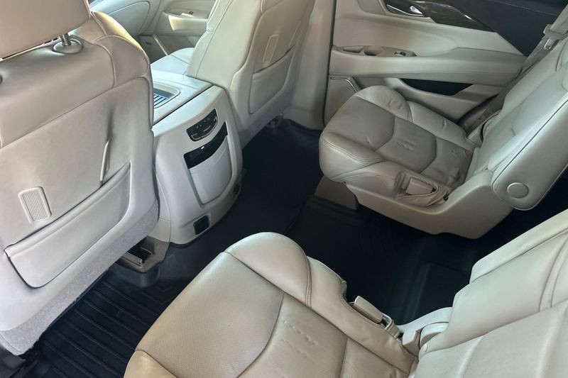 Cadillac Escalade Vehicle Full-screen Gallery Image 14