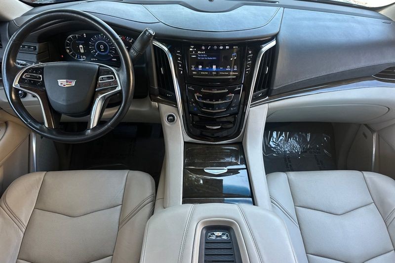 Cadillac Escalade Vehicle Full-screen Gallery Image 15