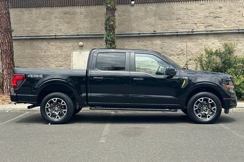 Ford F-150 Vehicle Full-screen Gallery Image 02