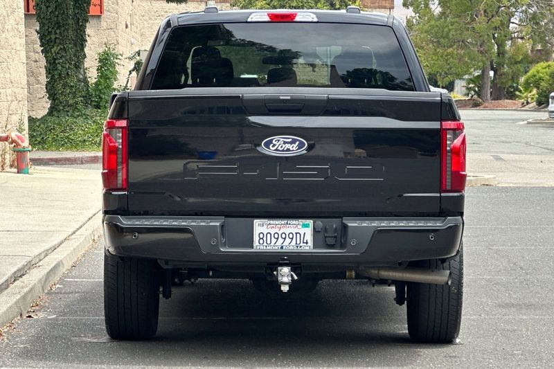 Ford F-150 Vehicle Full-screen Gallery Image 04