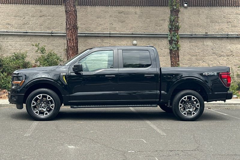 Ford F-150 Vehicle Full-screen Gallery Image 07