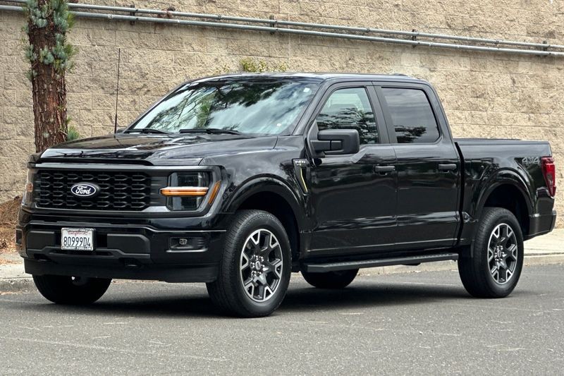 Ford F-150 Vehicle Full-screen Gallery Image 08
