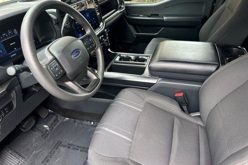 Ford F-150 Vehicle Full-screen Gallery Image 10
