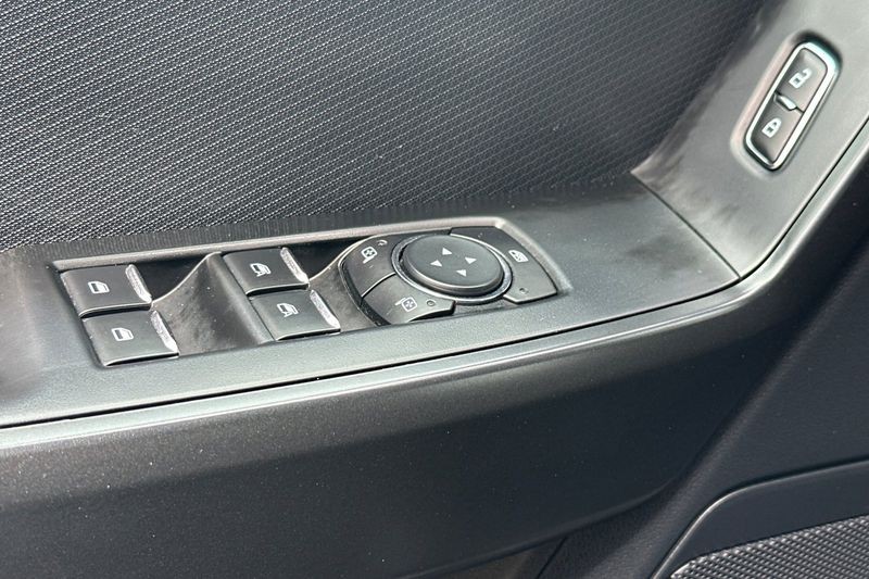 Ford F-150 Vehicle Full-screen Gallery Image 12