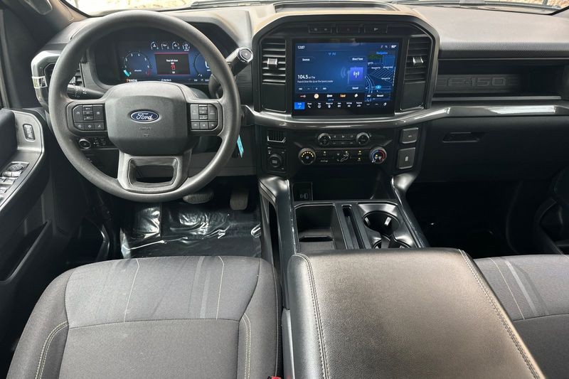 Ford F-150 Vehicle Full-screen Gallery Image 15