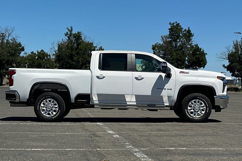 Chevrolet Silverado 2500HD Vehicle Full-screen Gallery Image 02