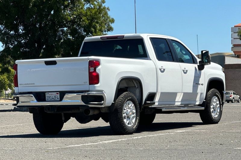 Chevrolet Silverado 2500HD Vehicle Full-screen Gallery Image 03