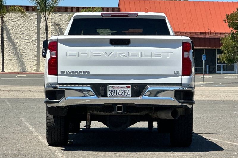 Chevrolet Silverado 2500HD Vehicle Full-screen Gallery Image 04