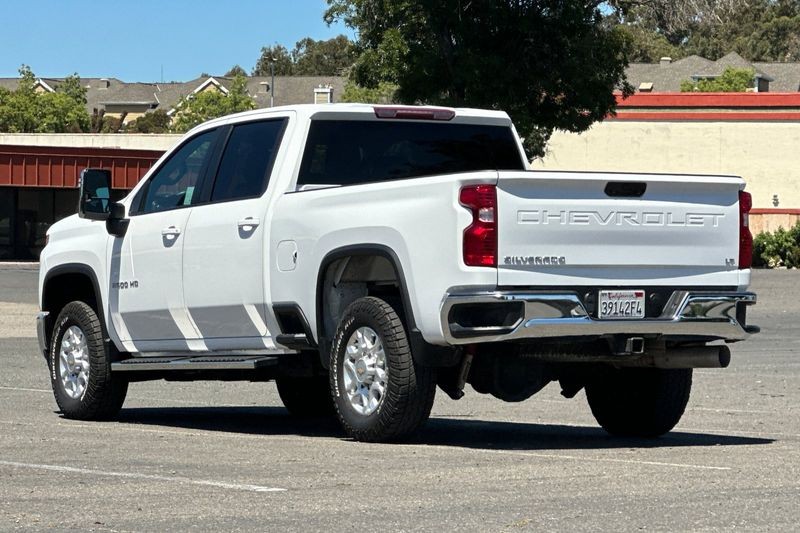 Chevrolet Silverado 2500HD Vehicle Full-screen Gallery Image 05