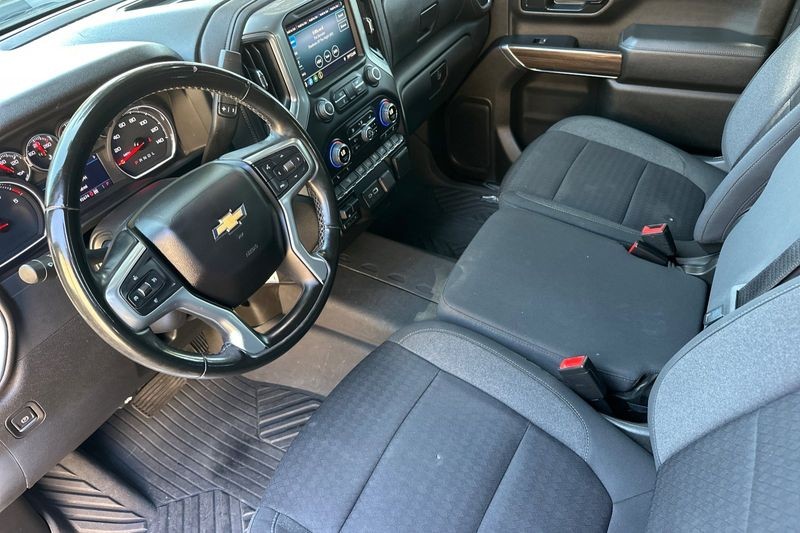 Chevrolet Silverado 2500HD Vehicle Full-screen Gallery Image 10