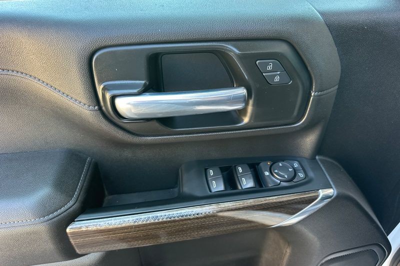 Chevrolet Silverado 2500HD Vehicle Full-screen Gallery Image 11