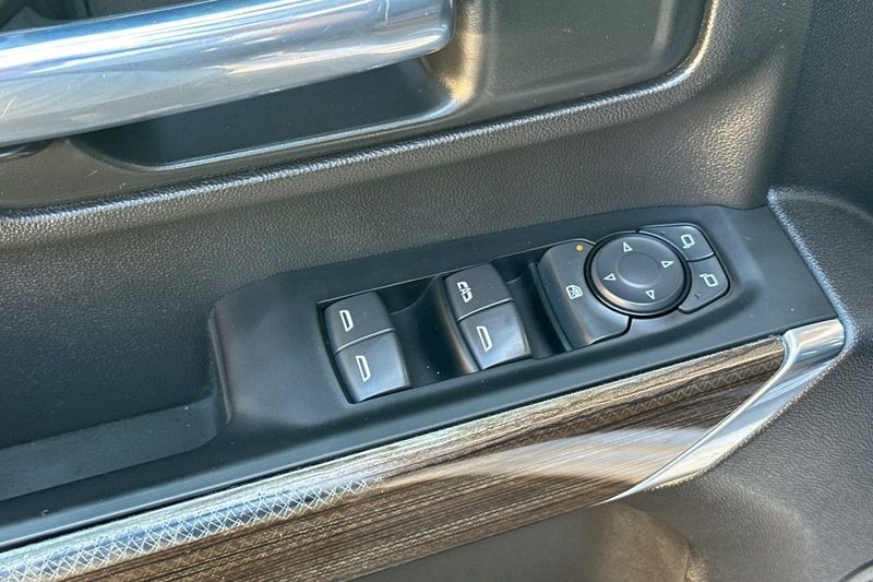 Chevrolet Silverado 2500HD Vehicle Full-screen Gallery Image 12