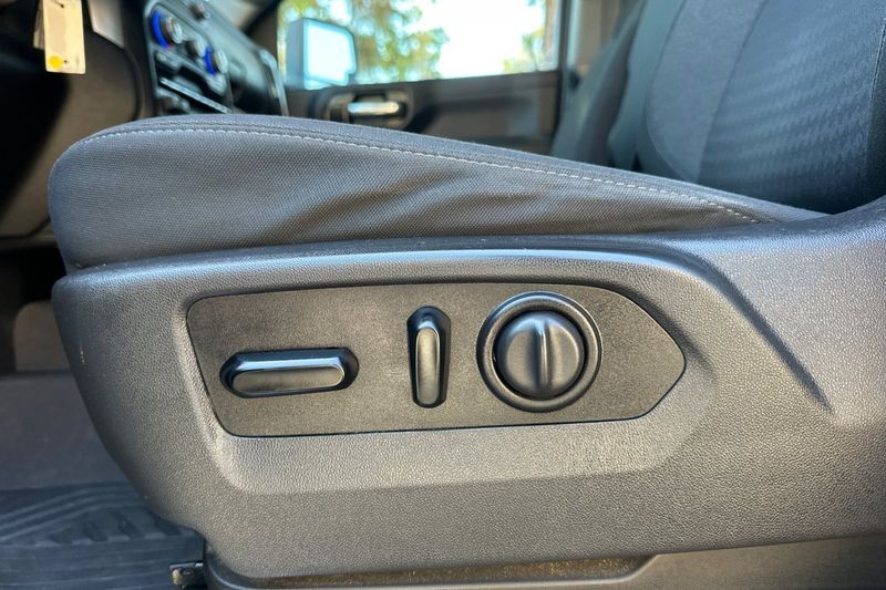 Chevrolet Silverado 2500HD Vehicle Full-screen Gallery Image 13