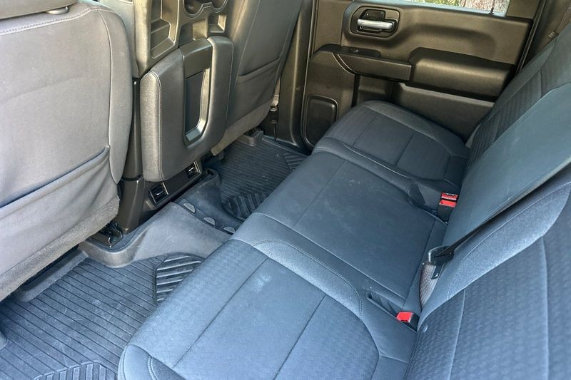 Chevrolet Silverado 2500HD Vehicle Full-screen Gallery Image 14