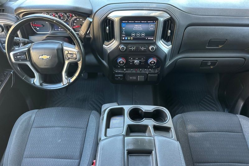 Chevrolet Silverado 2500HD Vehicle Full-screen Gallery Image 15