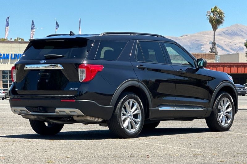 Ford Explorer Vehicle Full-screen Gallery Image 03