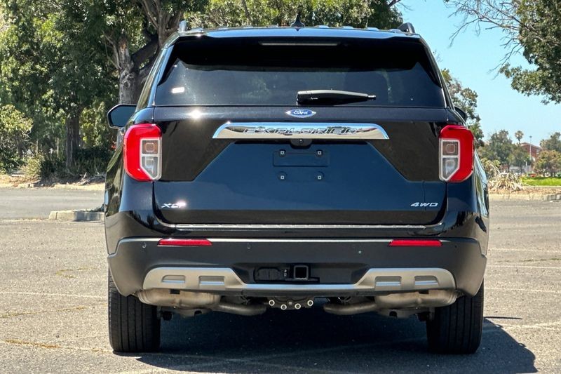 Ford Explorer Vehicle Full-screen Gallery Image 04