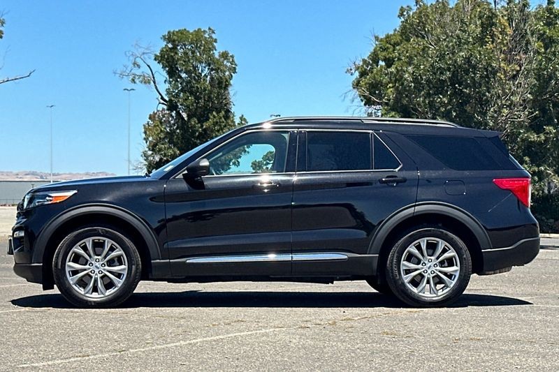 Ford Explorer Vehicle Full-screen Gallery Image 07