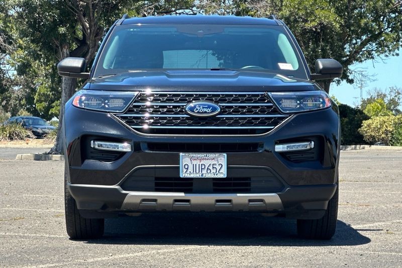 Ford Explorer Vehicle Full-screen Gallery Image 09