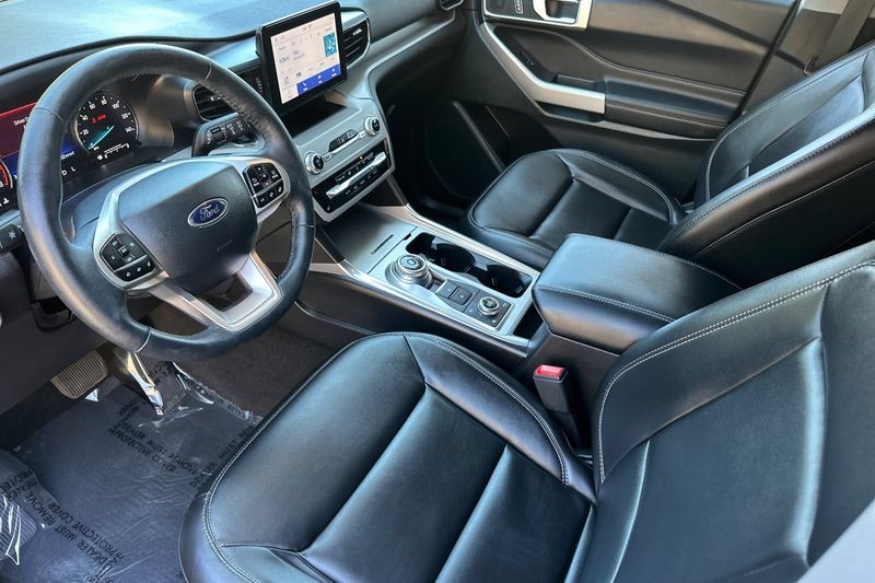 Ford Explorer Vehicle Full-screen Gallery Image 10