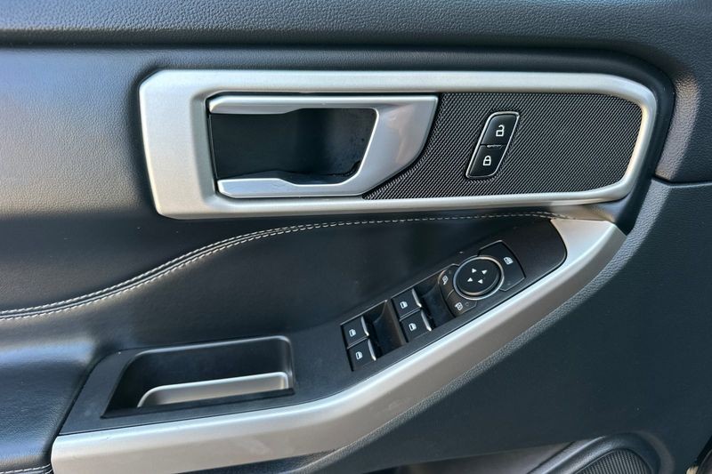 Ford Explorer Vehicle Full-screen Gallery Image 11