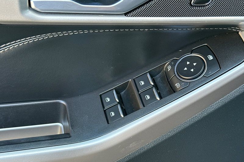 Ford Explorer Vehicle Full-screen Gallery Image 12